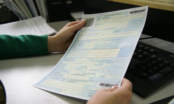 Сколько дней больничного оплачивается работнику в год