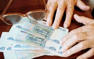 Какие льготы предоставляют работающим пенсионерам?