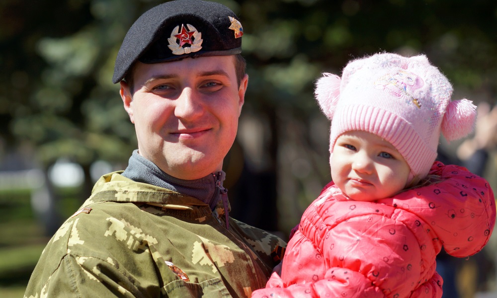 Военнослужащий с ребенком